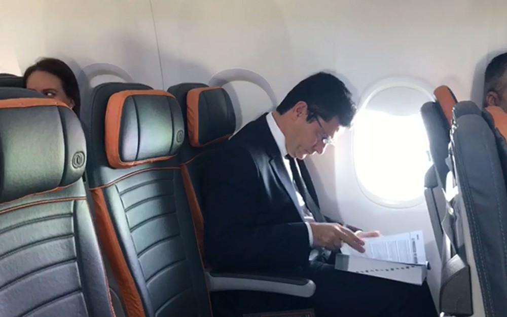 'O país precisa de uma agenda anticorrupção e anticrime organizado', diz Moro no voo para se encontrar com Bolsonaro